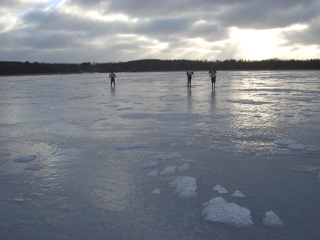 Kaukopartiohiihdon maisemia vuodelta 2008. Ylitt&auml;m&auml;ss&auml; lumetonta Lappalanj&auml;rve&auml; Valkealan l&auml;nsipuolella.